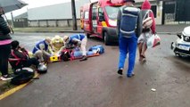 Duas pessoas ficam feridas após colisão entre carro e moto na Avenida Rocha Pombo