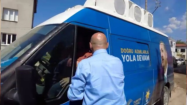 İYİ Partili Turhan Çömez yolda gördüğü AKP seçim aracına giderek partisine oy istedi