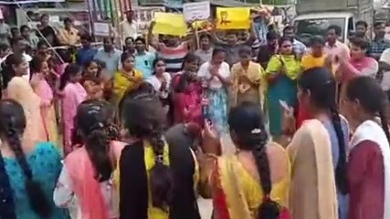 నిర్మల్: బతుకమ్మ ఆడి నిరసన తెలిపిన పంచాయతీ కార్యదర్శులు