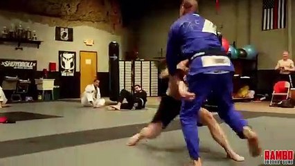 Bodybuilder VS champion de Jiu-Jitsu... Qui va remporter le combat