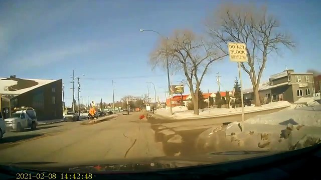 Conducteur malchanceux, un panneau lui tombe dessus