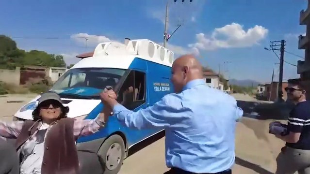 Turhan Çömez AKP'nin seçim aracına gidip İYİ Parti'ye oy istedi