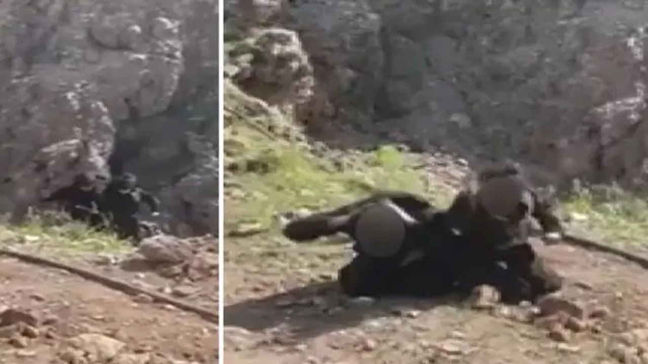 2 PKK’lı teröristin teslim olma görüntüleri