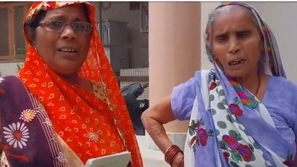 अलीगढ़: वृद्धा पेंशन योजना के लिए अधिकारियों के चक्कर लगा रही बुजुर्ग महिला