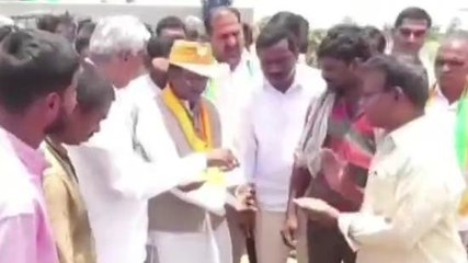 పెద్దపల్లి: అధికారులు ఎప్పుడొస్తున్నారో తెలియడం లేదు.. రైతుల ఆవేదన..!