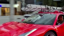 Pedreiro de Ferrari? Condutores incrédulos ao verem Ferrari com escada no tejadilho