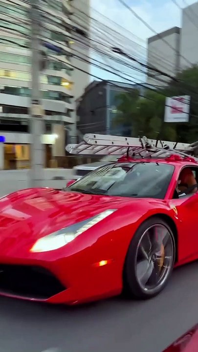 Pedreiro de Ferrari? Condutores incrédulos ao verem Ferrari com escada no tejadilho