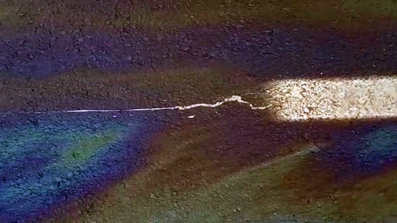 Mancha de óleo na Avenida das Torres provoca acidentes e traz risco a motociclistas