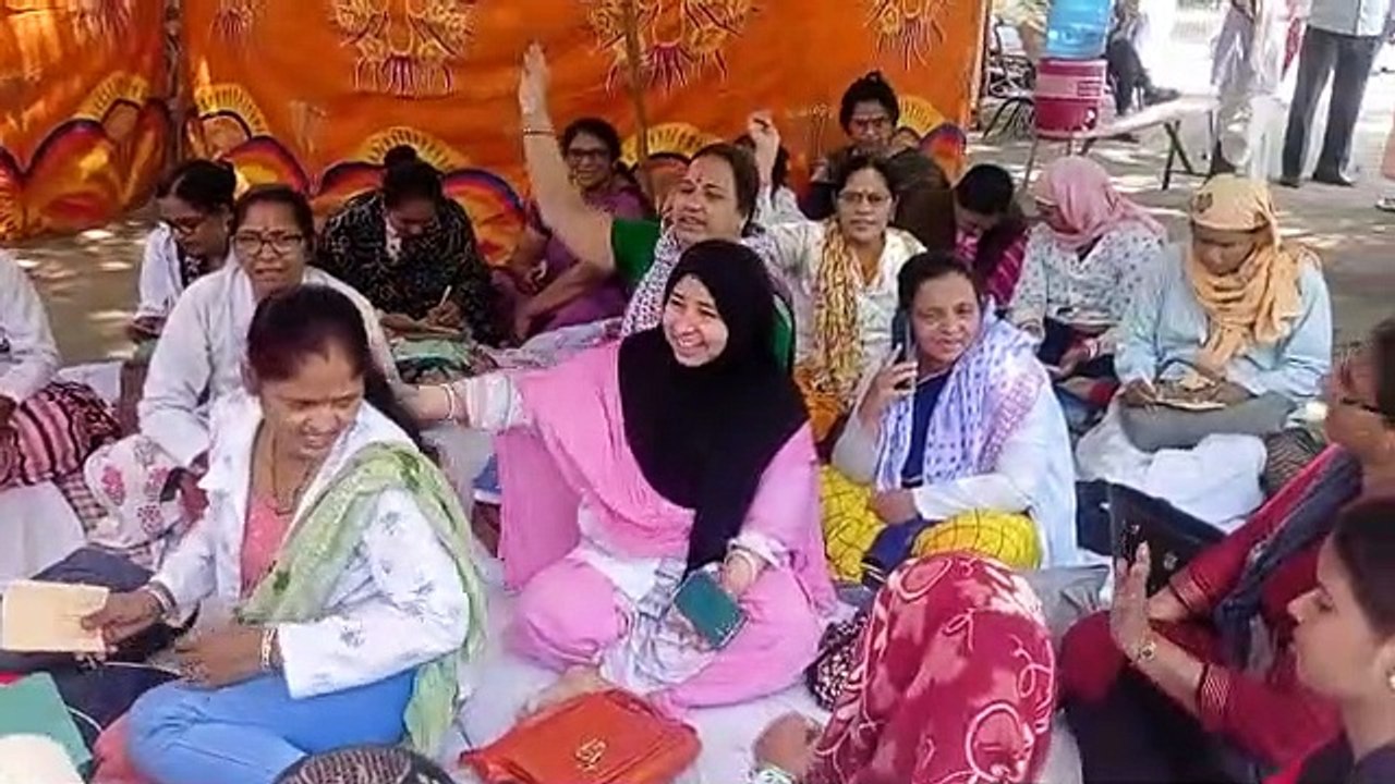 धरना स्थल पर सीएम के नाम लिखे पोस्टकार्ड