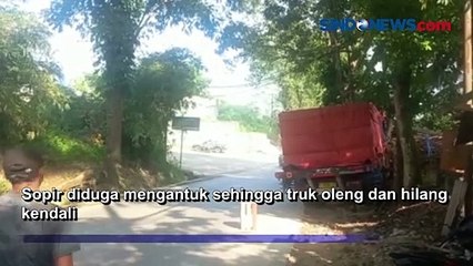 Truk Tronton Muatan Air Mineral Tabrak Rumah Makan di Sukabumi