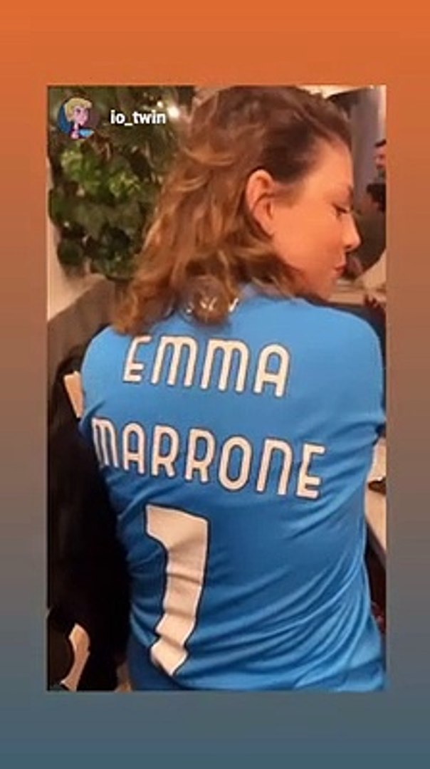 In regalo a Emma Marrone una maglia personalizzata del Napoli - Video  Dailymotion