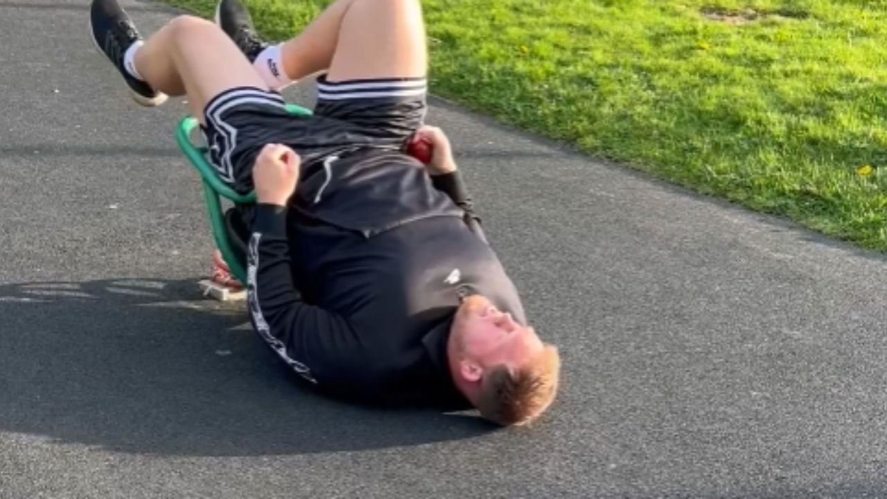 Man finds himself hilariously stuck in a spring seat rocker at a ...