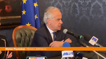 Migranti, Piantedosi "Al lavoro per decongestionamento di Lampedusa"