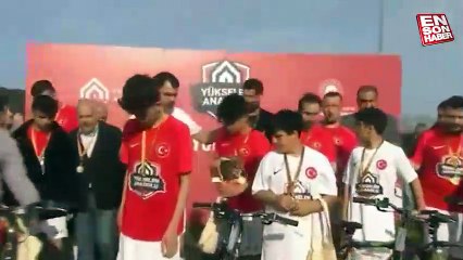 Depremzedeler için dostluk maçında çocuklara bisiklet hediye edildi