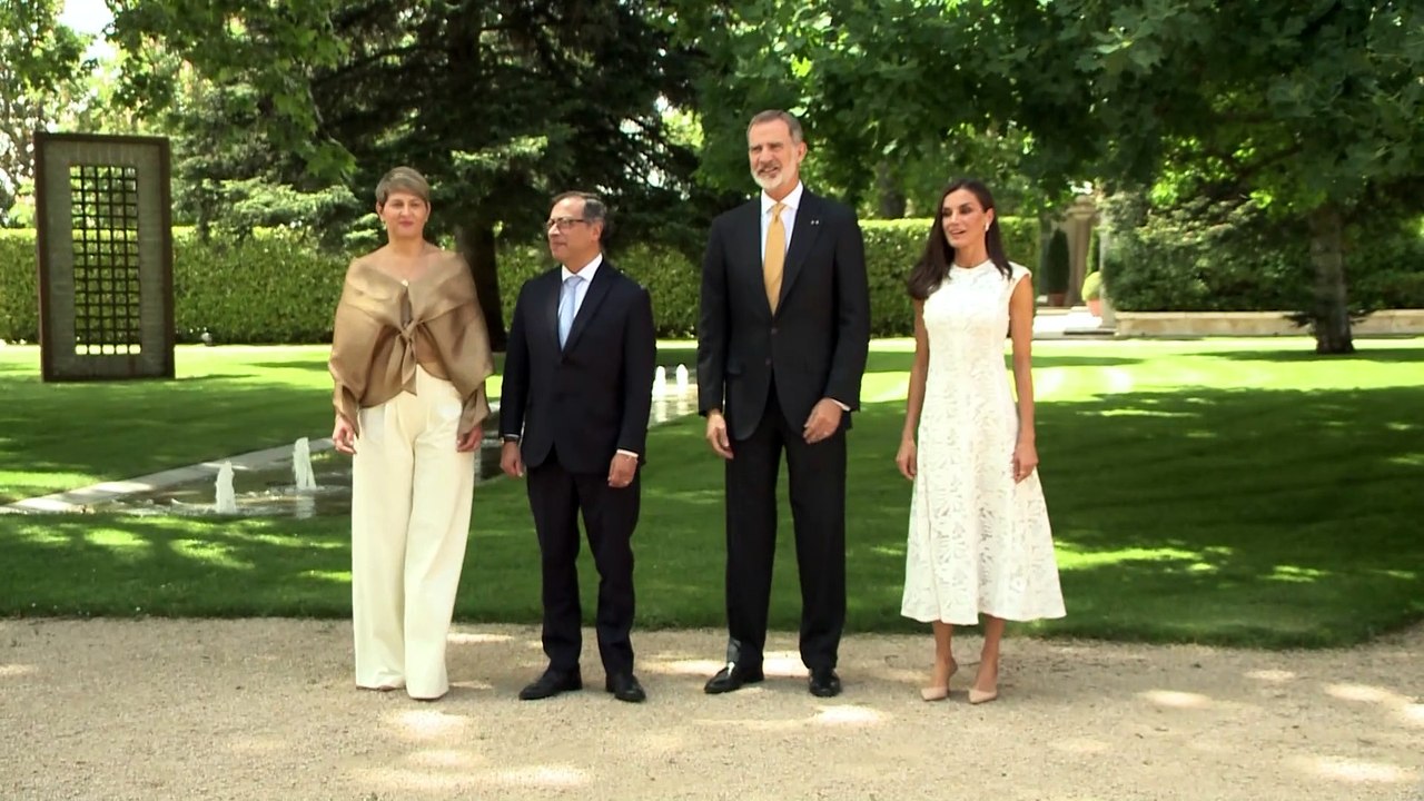 Doña Letizia recupera uno de sus vestidos "low cost" de encaje blanco