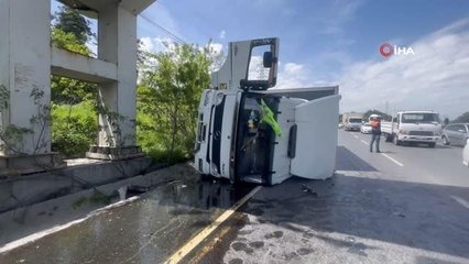 Arnavutköy'de otomobilin çarptığı kamyon yan yattı