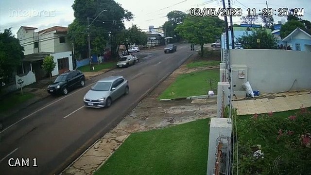 Vídeo mostra momento em que ciclista é atingida por carro no Bairro Cancelli