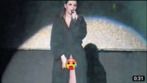 A la cantante italiana Laura Pausini se le abrió la bata que traía puesta y lo enseñó todo
