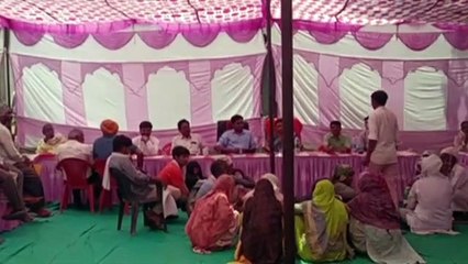 अधिकारियों के सामने जमीन पर बैठे रहे फरियादी, पंजीयन कराने गए तो चैनल गेट ही कर लिया बंद,देखे वीडियों