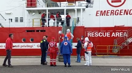 Lo sbarco a Livorno di 35 persone salvate da Emergency