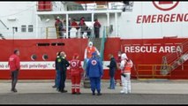 Lo sbarco a Livorno di 35 persone salvate da Emergency