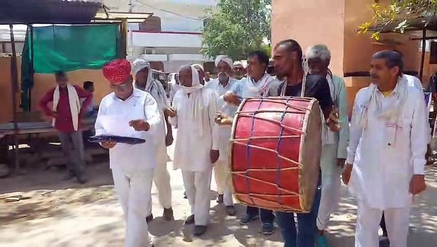 ग्रामीणों ने तहसील कार्यालय में ढोल बजाकर किया प्रदर्शन