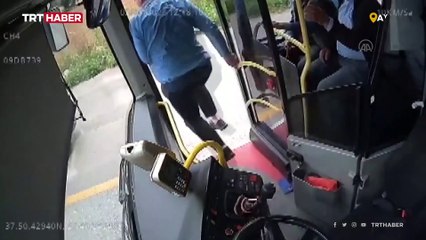 Sürücüsüz aracı camdan müdahale ederek durdurdu