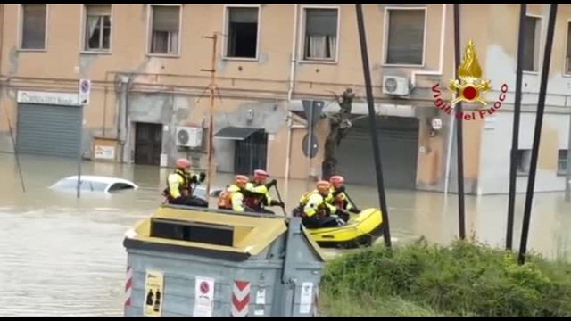 Maltempo in Emilia Romagna, strade come fiumi: i soccorsi in canotto