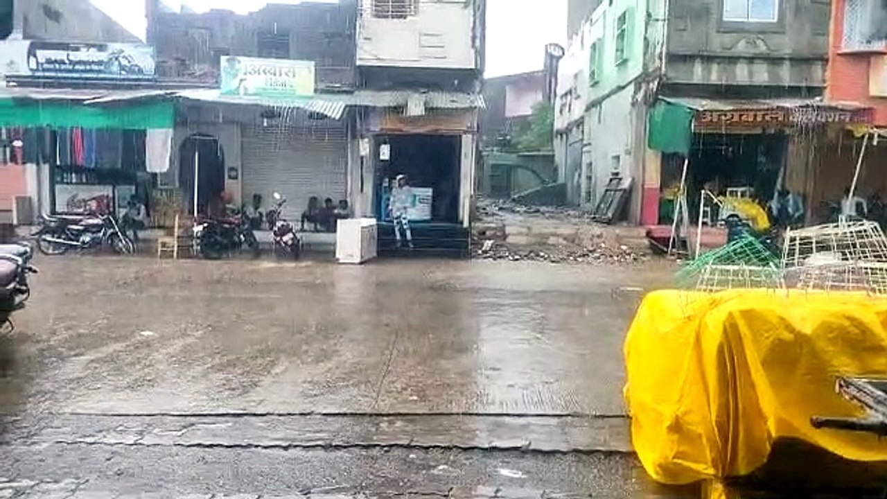 सुसनेर में मौसम के तीन रंग : सुबह धूप, दोपहर मे...