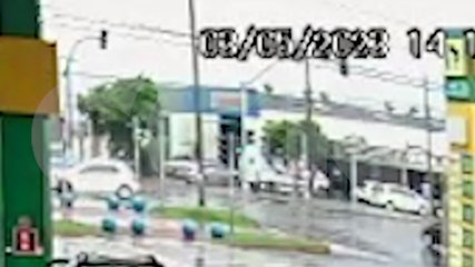 Câmera registra colisão Avenida Barão do Rio Branco