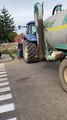 Un ganadero bloquea con su tractor el acceso a la fábrica de Lactalis en Zamora