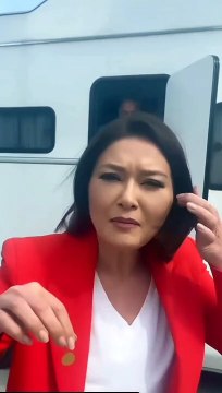 Nurgül Yeşilçay, yeni evlenen rol arkadaşı Selim Bayraktar'a sette altın taktı.