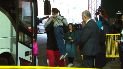 Llegan a Nueva York más autobuses con migrantes fletados por el gobernador de Texas