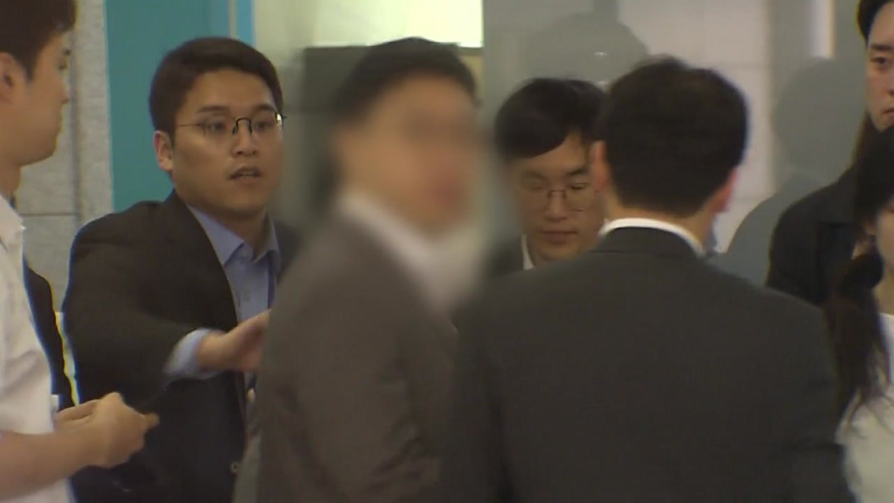 '돈봉투 스폰서 의혹' 사업가 검찰 출석..."나는 모른다" / YTN