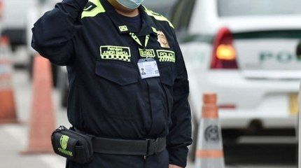 "Los médicos dicen que el corazón se le partió en dos": Madre de policía herido por un sacerdote