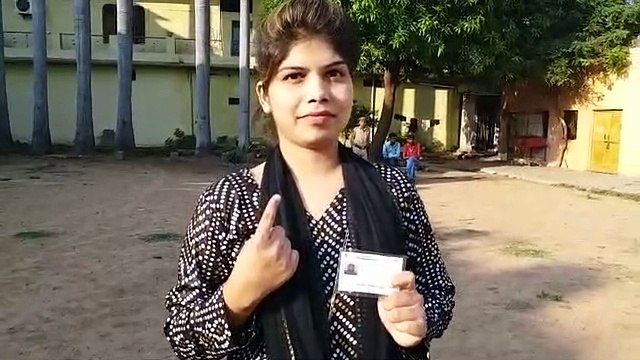 UP nikay chunav : पापा के लिए अलीना ने डाला पहला वोट, बोली- हर हाल में जिताएंगे