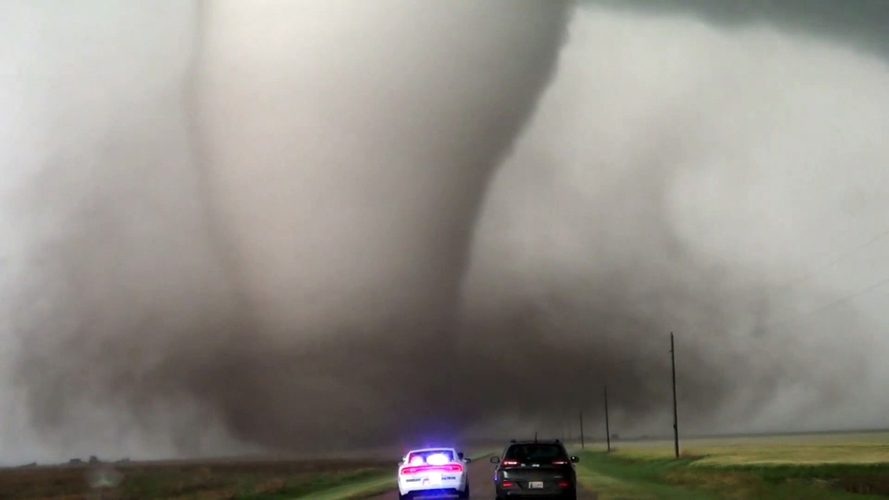 Dashcam footage captures HUGE monster tornado