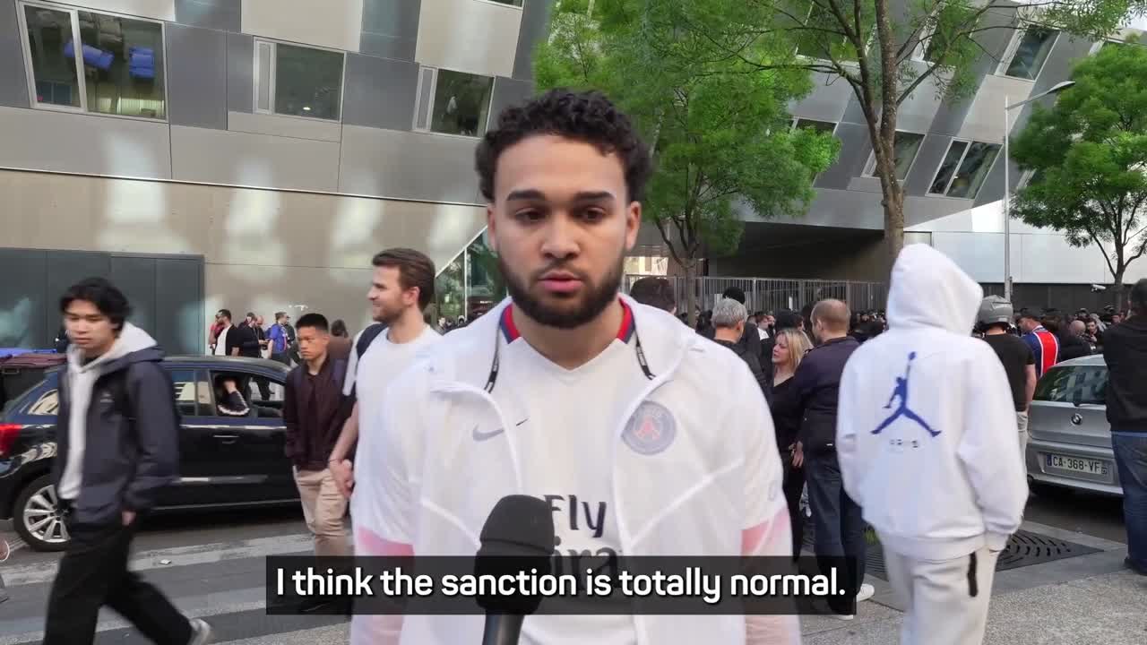 PSG fans want Messi out