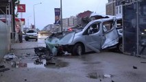 Bursa'da demir kapıya çarpan ticari araç ikiye bölündü, 2 ölü 1 yaralı