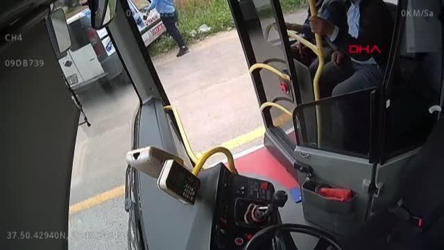 EL FRENİ ÇEKİLMEYEN ARAÇ, CAMINDAN İÇERİ SARKAN OTOBÜS ŞOFÖRÜNCE DURDURULDU