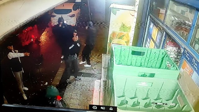 Beyoğlu’nda büfeye silahlı saldırı kamerada