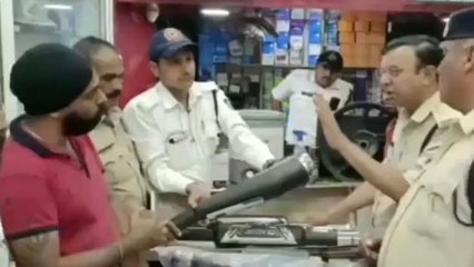 इंदौर: मॉडिफाइड साइलेंसर के खिलाफ पुलिस की कार्रवाई,दुकानों पर मारा छापा