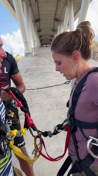 Un couple affiche de fortes émotions avant un grand saut à l'élastique - Buzz Buddy