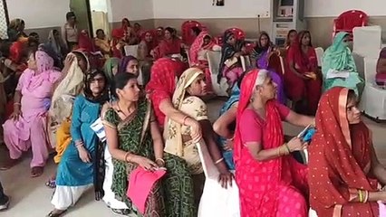 राहत कैंप मे नम्बर के इंतजार में एक कुर्सी  पर बैठी दो महिलाएं, देखें वीडियो
