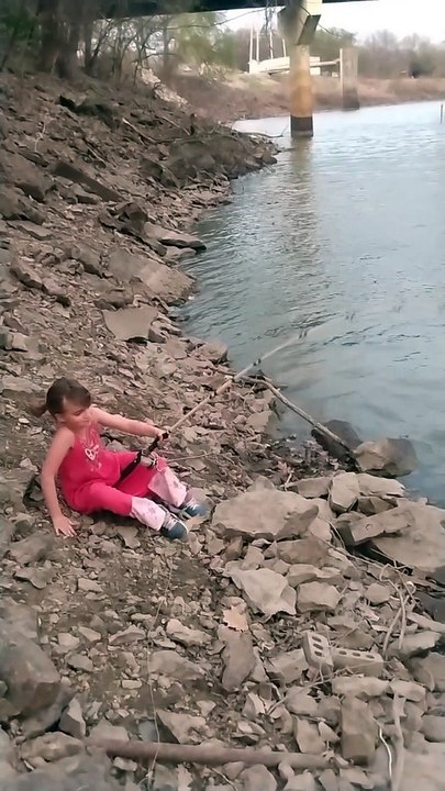 Rally attrape un poisson-chat plus gros qu'elle - Buzz Buddy