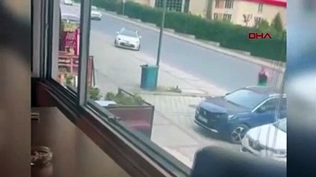 Pompalı tüfekle sağa sola ateş eden magandaya müdahale ederken tüfek patladı