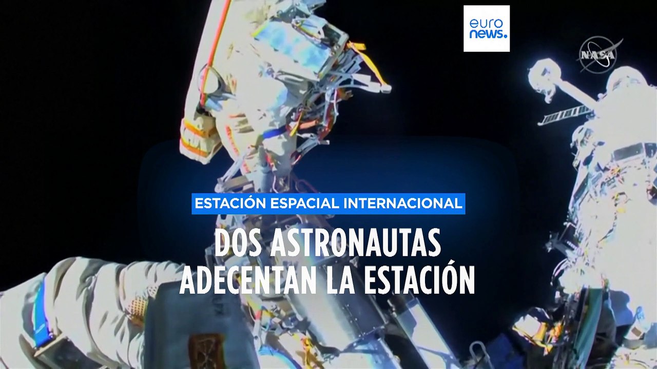 Dos astronautas adecentan la Estación Espacial Internacional