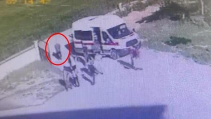 Yaşlı adam, geri manevra yapan servisin altında kalarak can verdi! O anlar kamerada