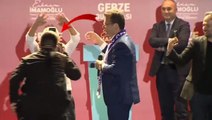 İmamoğlu, Kılıçdaroğlu'na tıpatıp benzeyen adamı görünce sahneye çıkardı: Gizli gizli dinliyor zannettim