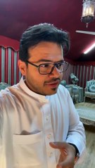 فيصل السيف يستعرض الهدية التي أعدها لوالدته